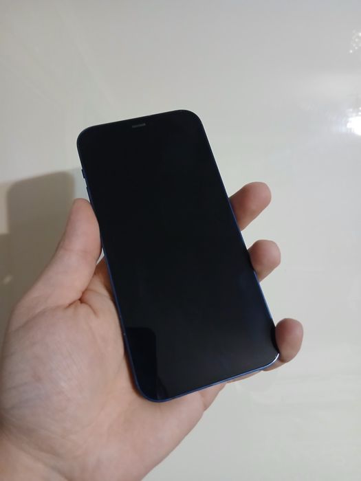 В продаже Айфон 12.