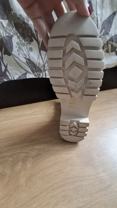 Дамски бежави  боти