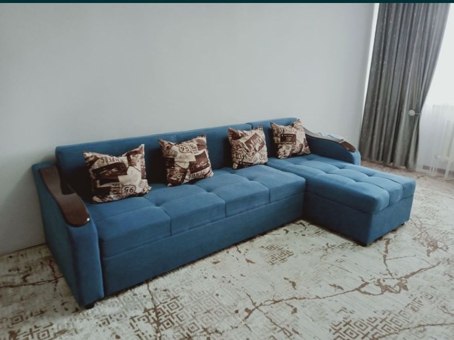 Диван угловой с 4 подушками.