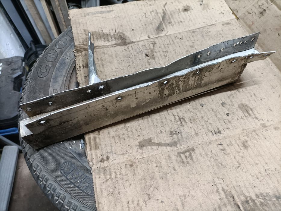 Stâlp fix încuietoare pentru bena carosată,DEFECT , se poate repara
