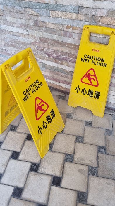 Знак, табличка мокрый пол. 2 шт за оба 80 000 сум