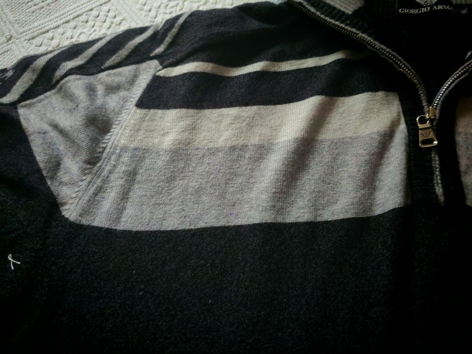 Pulover Giorgio Armani mărimea XL, purtat o data, impecabil
