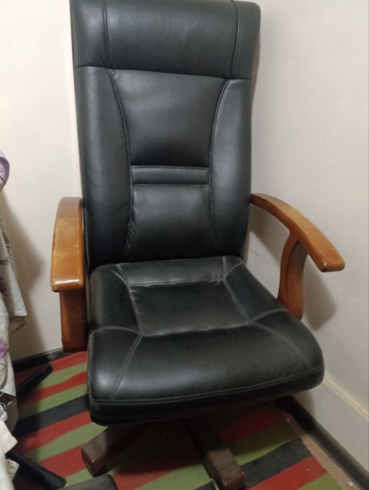 Yangidak korinadigan kreslo hamma joyida qirilmagan hich qatti kochmag