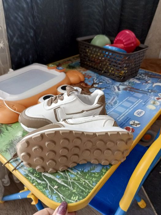 Продам новые кросовки