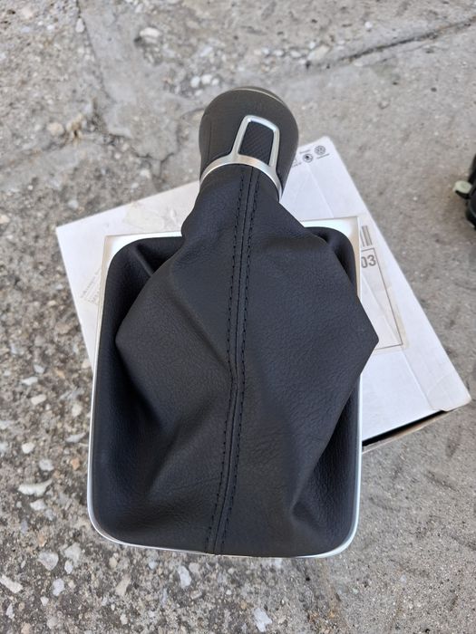 Подлакътник, скоростен лост, управление за климатроник, гумички педали