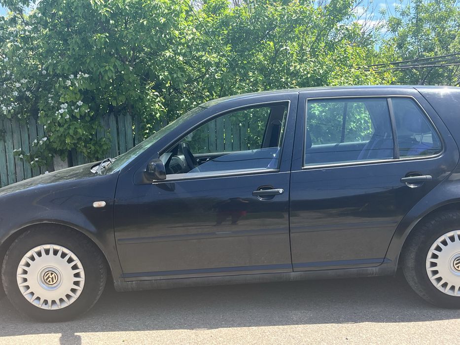Vand Golf 4  1.4 benzina are 206662km este din anul 1998
