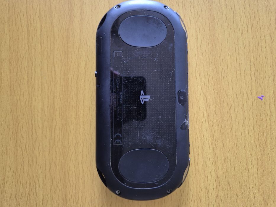 Vand PS Vita 2000 modat
