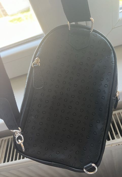 Vand rucsac Guess de dama pe umar