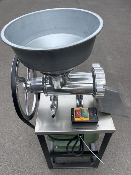 Masină de tocat carne din aluminiu cu motor Nr 32  2,5 kW /1400 rpm,