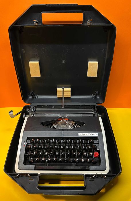 Пишеща Машина Хеброс 1300Ф 3 Цвята Кирилица нова лента топ състояние