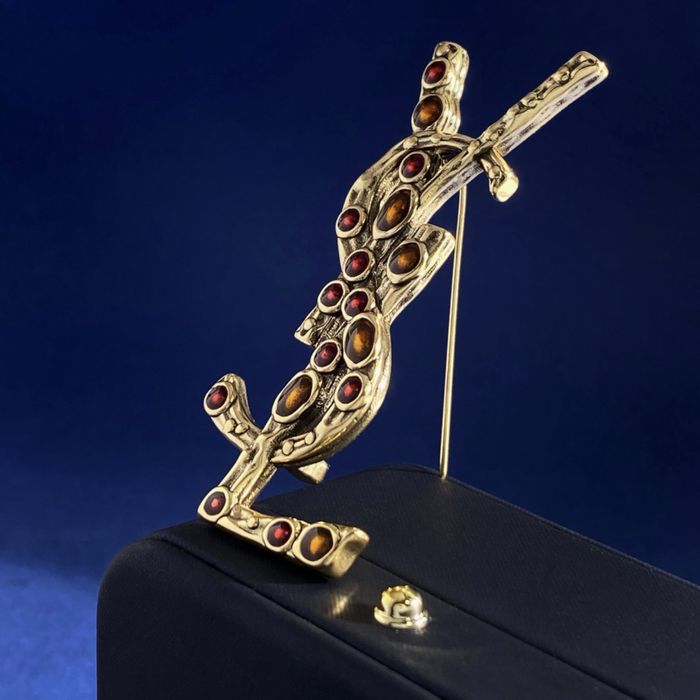 Brosa Saint Laurent Cassandre din alamă aurie !