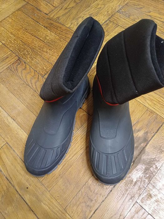 Vand cizme NOI de cauciuc noi masura 45/46, pret 150 lei