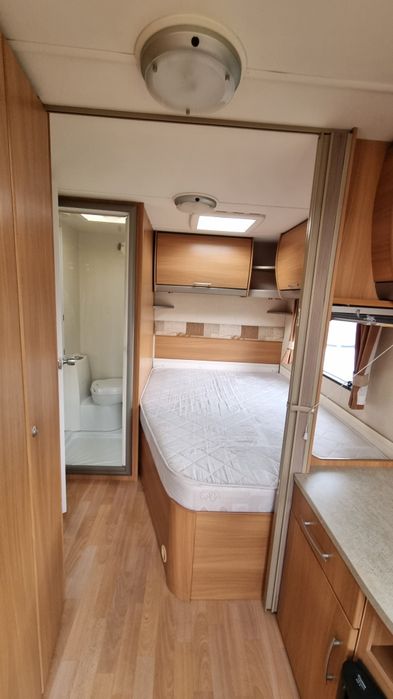 Rulota Swift Charisma 555, 2009, 2 zone, Pat matrimonial, Off camping, boiler gaz