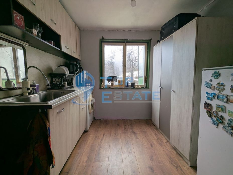 Двуетажна тухлена къща с голям двор в село Поликраище, област Велико