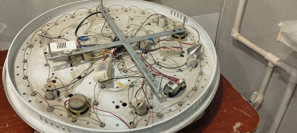 Продам музыкальную люстру