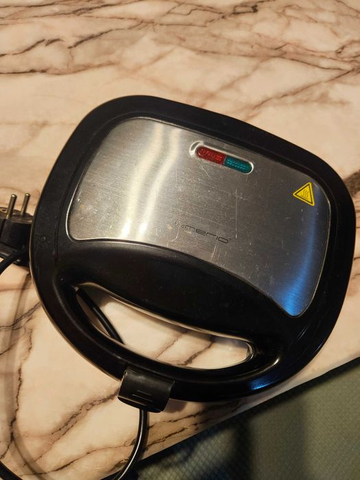 Тостер ,бял и черен 2 броя