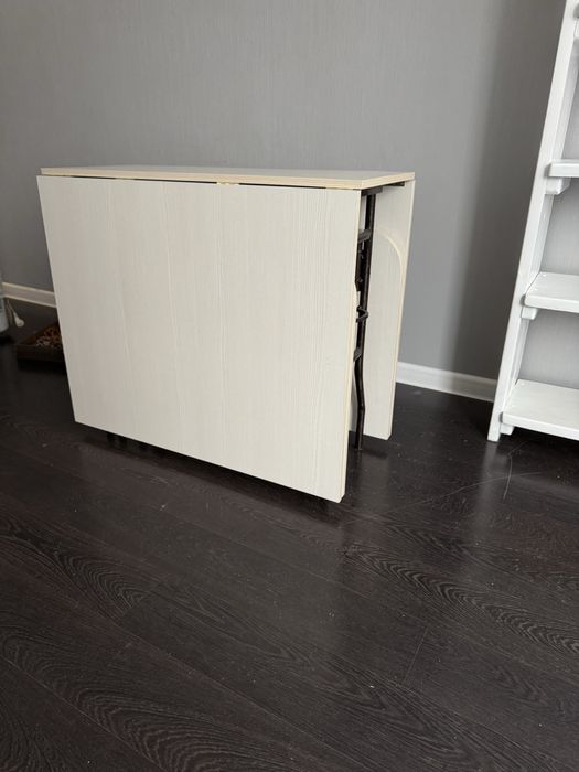 Продаю стол книжку