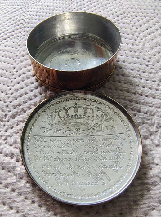 Шведска кръгла месингова кутийка за емфие (снусдоса) от Скултуна