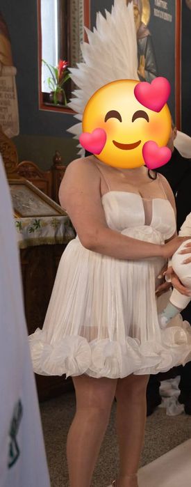 Rochie scurtă din voal cu volane la bază și floare maxi pe talie