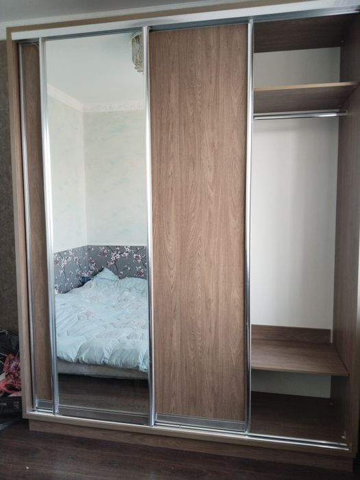 Шкаф платяной шпон свело коричневый крепкий в отличном состоянии