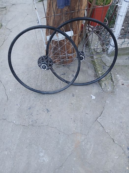 Vând bicicletă club stare foarte bună și două roți