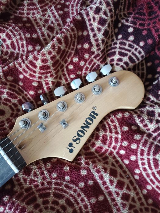 Новая гитара и усилитель в комплекте