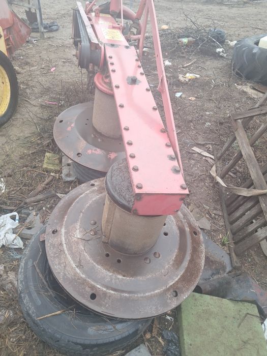 Vand tractor u650 cu utilaje