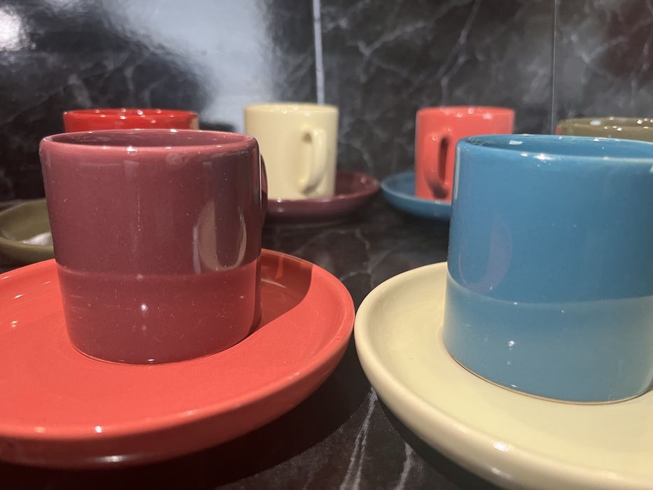 Комплект чаши за кафе с чинийки – различни цветове