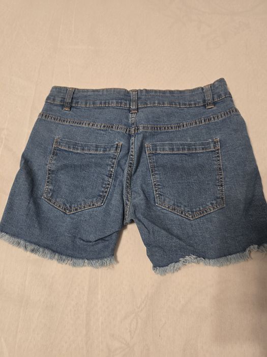 Vand blugi scurți cu model floral astept si oferte