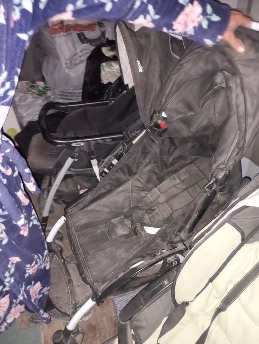 Екі түрлі коляска.