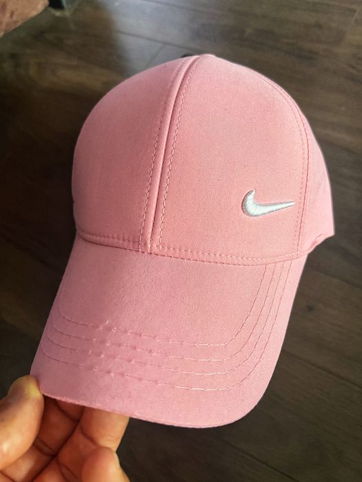 Nike лятна шапка с козирка и бродирано лого от мека и приятна материя