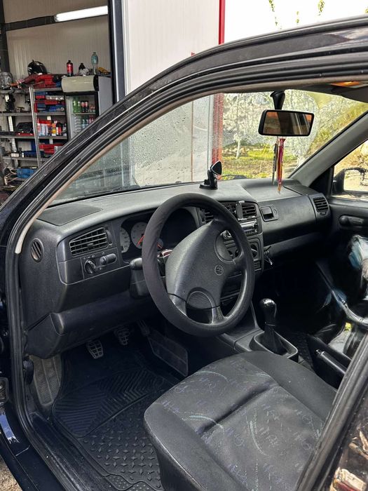 Голф 3  1.6.  75 коня