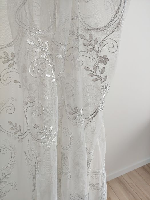 Шторы , тюль очень красивая.