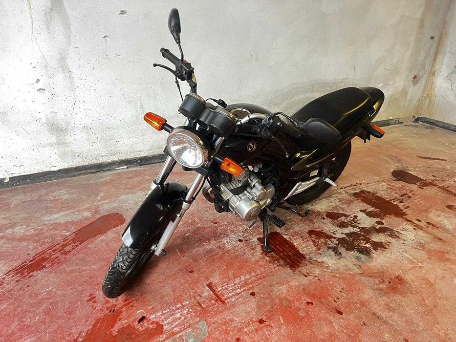 SYM XS 125 Negru – 14.676 km – Stare foarte bună – Cu genți laterale și cască
