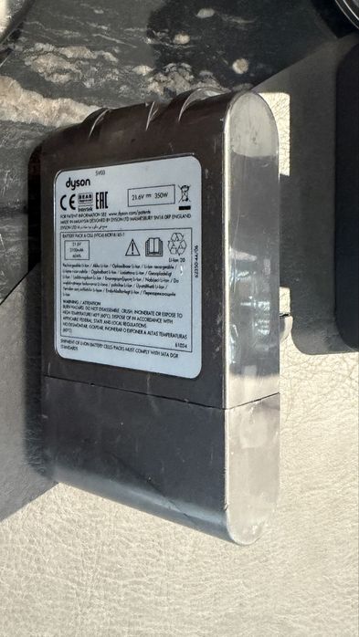 Продавам прахосмукачка Dyson V6