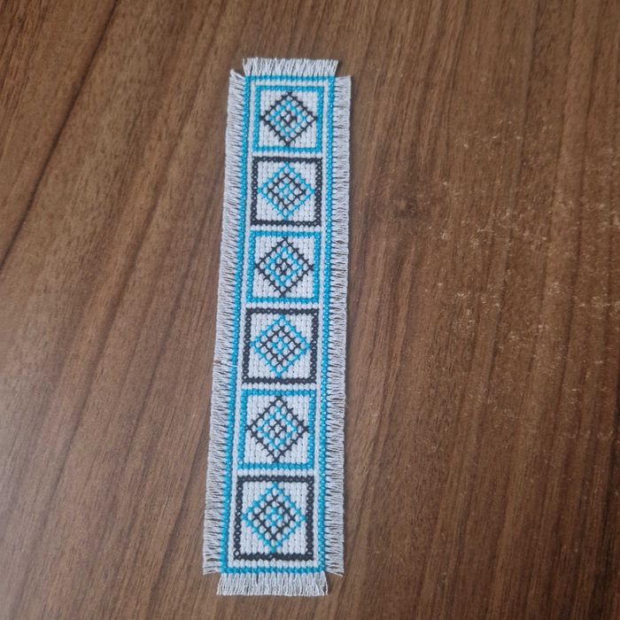 Semn de carte cusut pe etamina