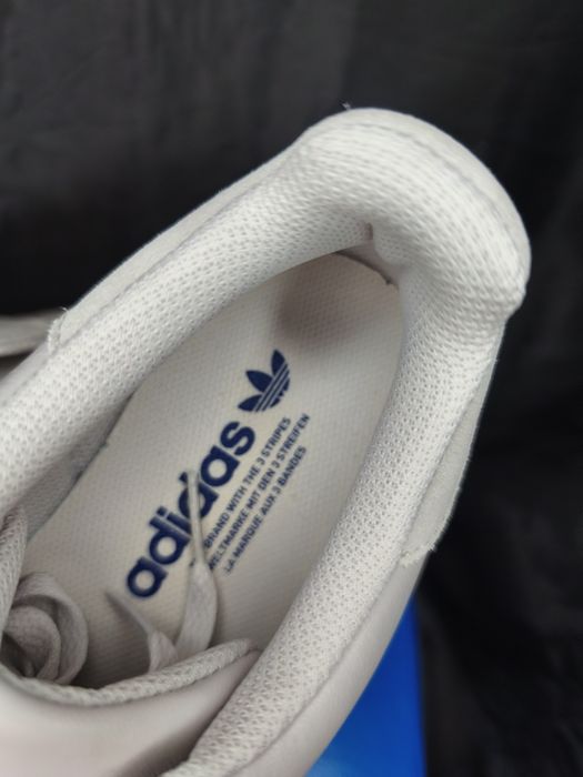 Adidașii noi cu etichetă