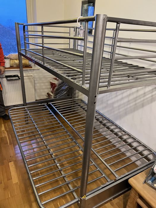 Pat metalic etajat si extensibil