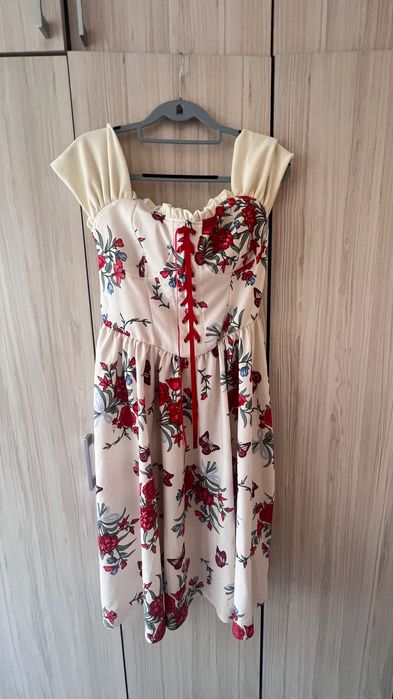 Дамска рокля с паднало рамо