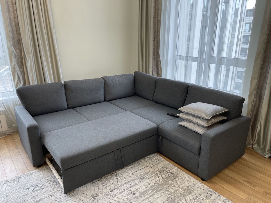 Угловой диван серого цвета