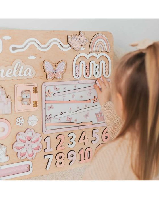 Монтесори дъска с активности и име на детето