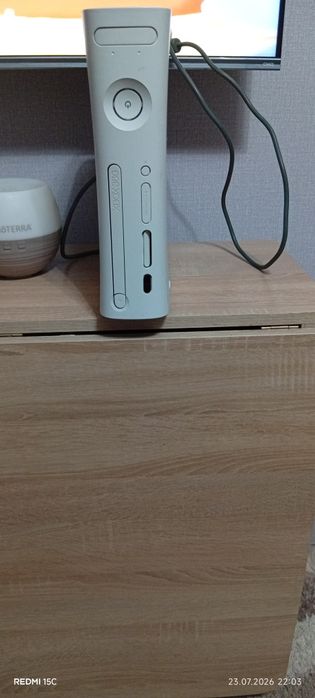 Продам Xbox 360 с геймпадом
