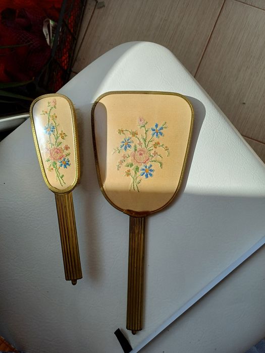 Set vintage perie si oglinda stare perfecta noi