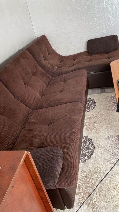 ПРОДАМ диван для гостиной, коричневый