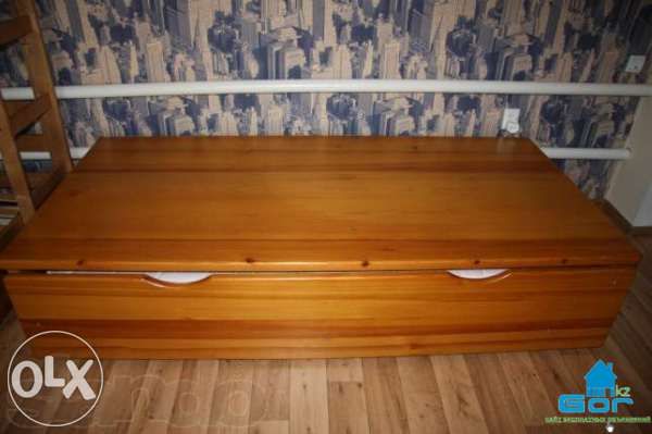 Деревянная кровать