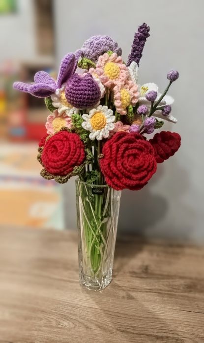 Ръчно плетени цветя, букети, подаръчни кутии/подарък handmade за жена