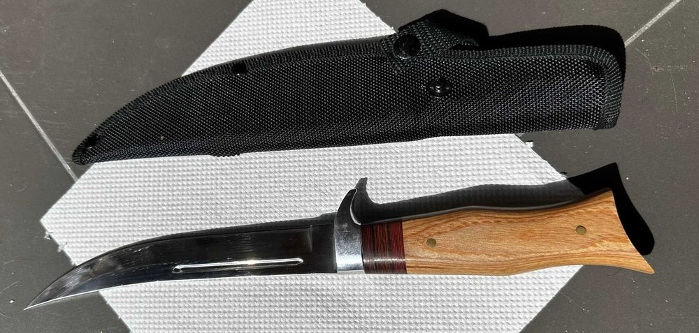 Продавам доста различни ножове