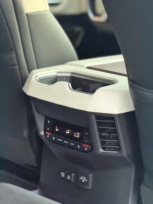 Toyota Sequoia 2023 — 8