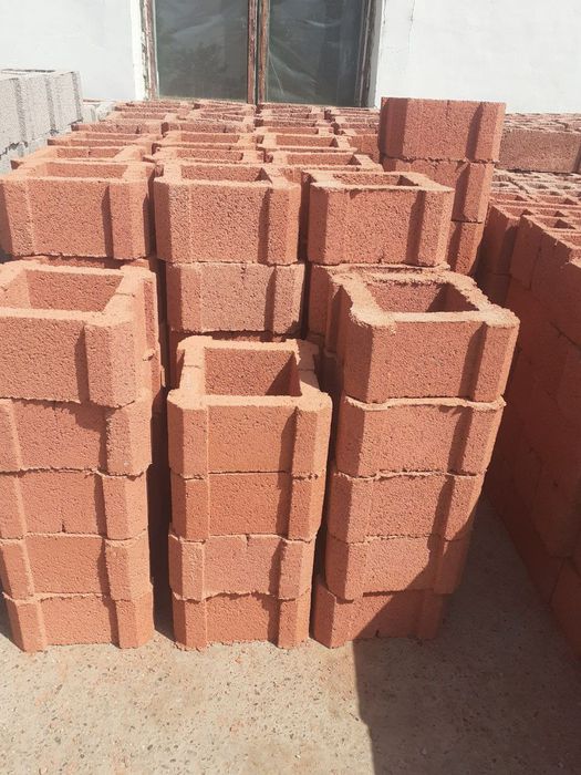 Qurilishga shlakabloklar bor.