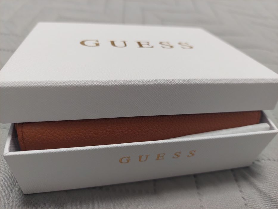 Ново портмоне GUESS